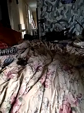 Snapshot of bearded_cross chatting on 10/17/25, 01:02 bearded cross online show from 10/17/25, 01:02