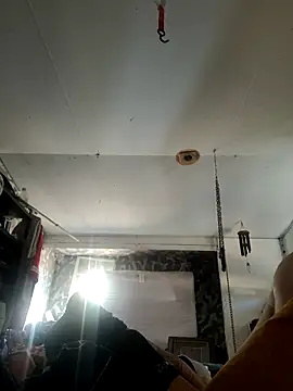 Snapshot of bearded_cross chatting on 11/21/25, 04:39 bearded cross online show from 11/21/25, 04:39