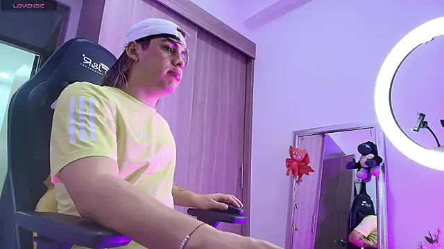 brunothompson3 online show from 10/21/25, 01:38