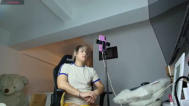 brunothompson3 online show from 11/04/25, 08:51