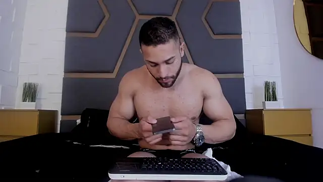 massimofiore  online show from 12/17/25, 03:55