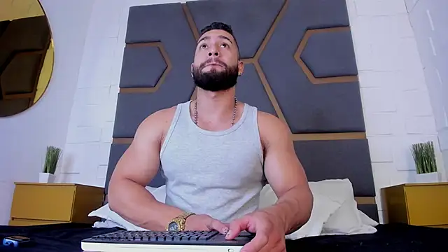 massimofiore  online show from 10/10/25, 03:40