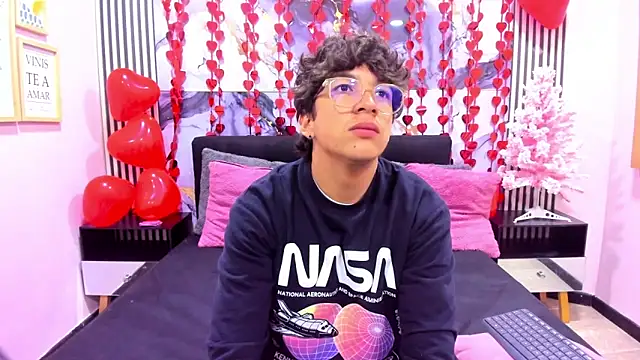 Snapshot of Desire_Ecstasy chatting on 02/21/26, 03:19 Desire Ecstasy online show from 02/21/26, 03:19