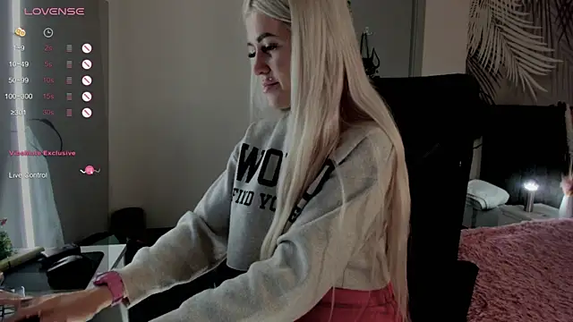 Snapshot of Kira_Key chatting on 12/17/25, 01:54 Kira Key online show from 12/17/25, 01:54