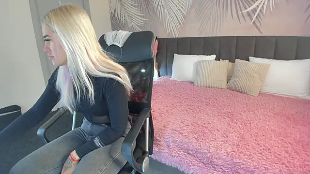 Snapshot of Kira_Key chatting on 09/30/25, 01:44 Kira Key online show from 09/30/25, 01:44