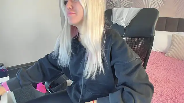 Snapshot of Kira_Key chatting on 09/29/25, 01:45 Kira Key online show from 09/29/25, 01:45