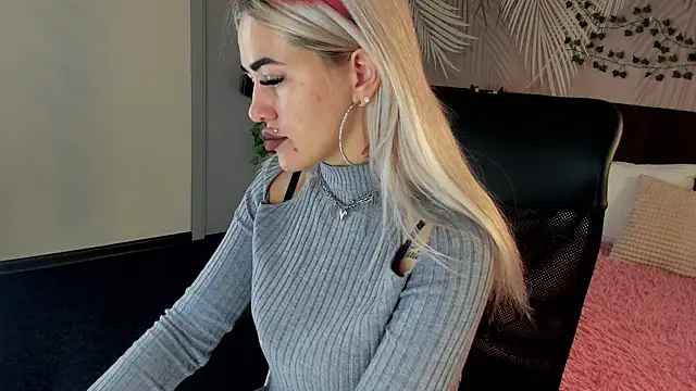 Snapshot of Kira_Key chatting on 10/31/25, 02:08 Kira Key online show from 10/31/25, 02:08