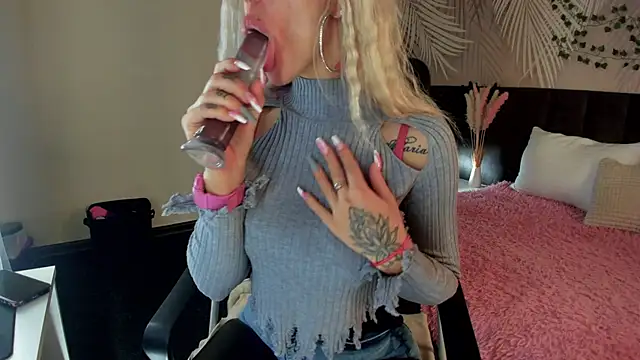 Snapshot of Kira_Key chatting on 10/24/25, 01:59 Kira Key online show from 10/24/25, 01:59