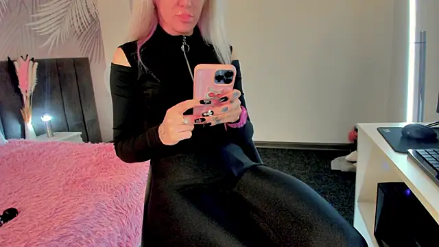 Snapshot of Kira_Key chatting on 09/18/25, 01:52 Kira Key online show from 09/18/25, 01:52