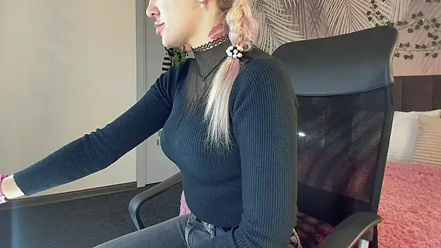 Snapshot of Kira_Key chatting on 11/07/25, 01:43 Kira Key online show from 11/07/25, 01:43