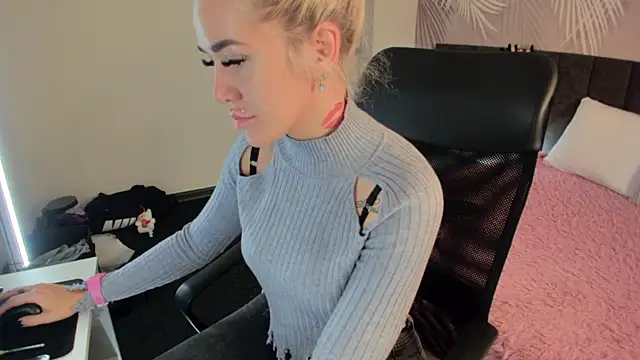 Snapshot of Kira_Key chatting on 10/03/25, 01:53 Kira Key online show from 10/03/25, 01:53