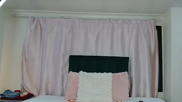 Snapshot of -cleowilliams- chatting on 10/12/25, 12:01 -cleowilliams- online show from 10/12/25, 12:01