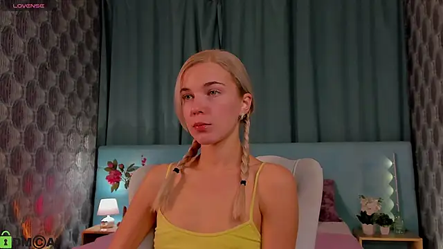 Snapshot of Aurora_Bennet chatting on 09/11/25, 12:32 Aurora Bennet online show from 09/11/25, 12:32