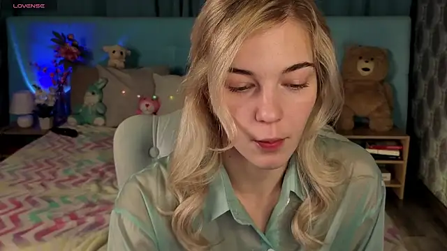 Snapshot of Aurora_Bennet chatting on 11/17/25, 12:47 Aurora Bennet online show from 11/17/25, 12:47