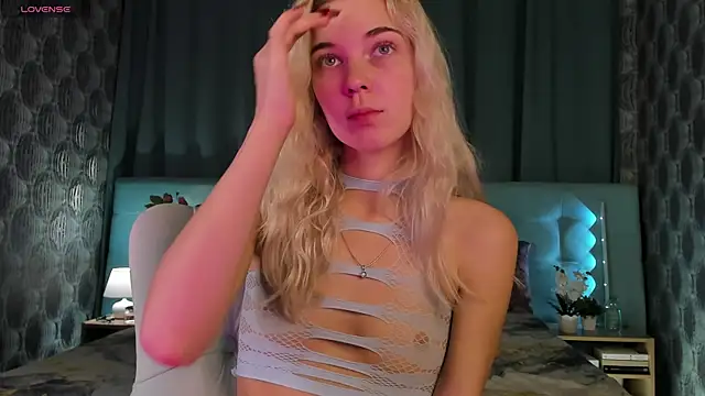 Snapshot of Aurora_Bennet chatting on 09/18/25, 12:02 Aurora Bennet online show from 09/18/25, 12:02