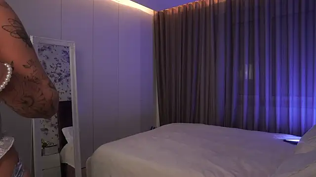 EsterCuute online show from 10/18/25, 05:37