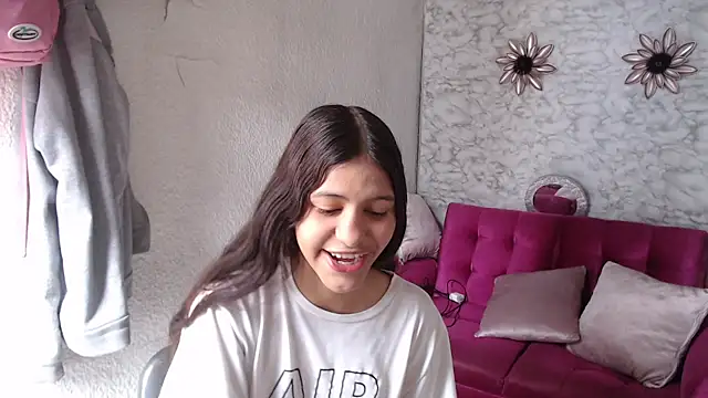 Snapshot of Evagirl69 chatting on 06/18/26, 12:32 Evagirl69 online show from 06/18/26, 12:32