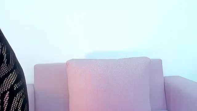 Snapshot of scarletross_ chatting on 09/23/25, 02:13 scarletross  online show from 09/23/25, 02:13