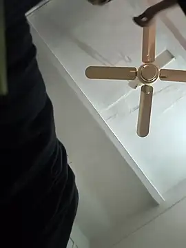 vardh033 online show from 11/23/25, 07:51