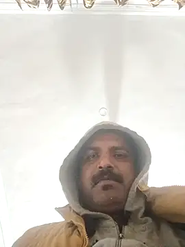 Snapshot of vardh033 chatting on 01/13/26, 05:17 vardh033 online show from 01/13/26, 05:17