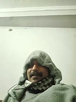 Snapshot of vardh033 chatting on 12/22/25, 01:44 vardh033 online show from 12/22/25, 01:44