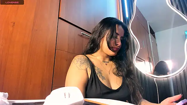 scarletr red online show from 10/10/25, 08:42