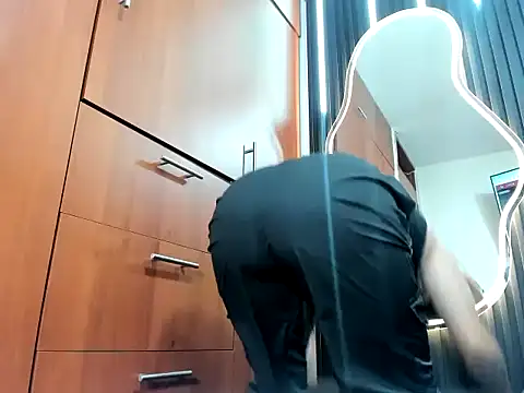 scarletr red online show from 10/15/25, 09:34