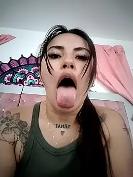 scarletr red online show from 09/16/25, 08:10