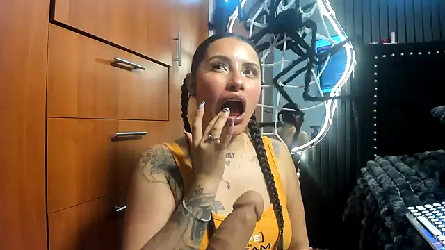 scarletr red online show from 10/26/25, 01:17