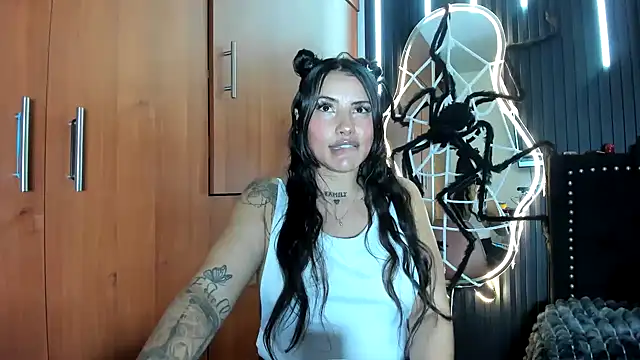 scarletr red online show from 10/30/25, 10:28