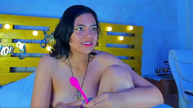 Snapshot of thalia888_ chatting on 09/30/25, 07:09 thalia888 online show from 09/30/25, 07:09