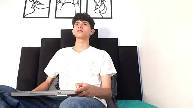 Snapshot of alexmark_ chatting on 02/11/26, 01:11 alexmark online show from 02/11/26, 01:11