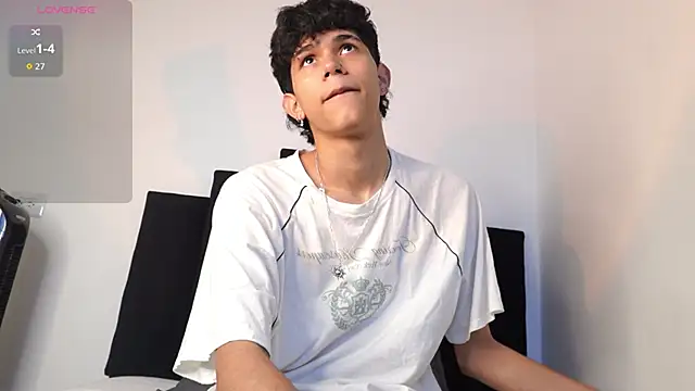 Snapshot of alexmark_ chatting on 12/22/25, 01:00 alexmark online show from 12/22/25, 01:00