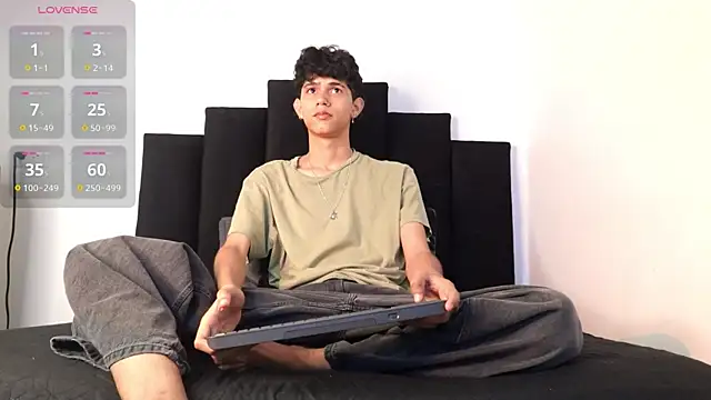 Snapshot of alexmark_ chatting on 12/19/25, 01:13 alexmark online show from 12/19/25, 01:13