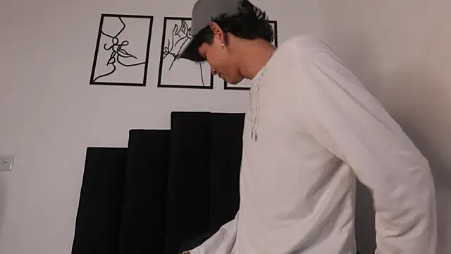 Snapshot of alexmark_ chatting on 02/24/26, 01:23 alexmark online show from 02/24/26, 01:23