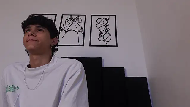 Snapshot of alexmark_ chatting on 02/27/26, 01:33 alexmark online show from 02/27/26, 01:33