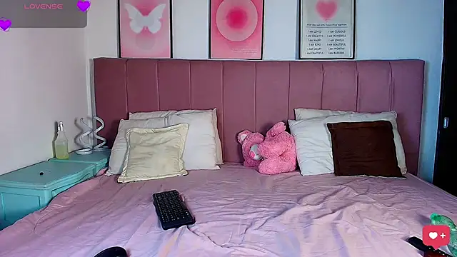 Naiaa Cruz online show from 03/17/26, 07:28