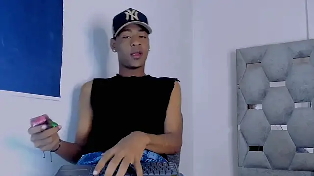 tiago xxx  online show from 10/18/25, 09:28