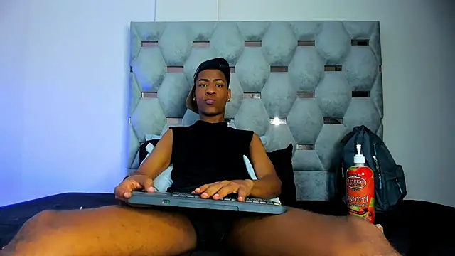 tiago xxx  online show from 10/04/25, 08:10