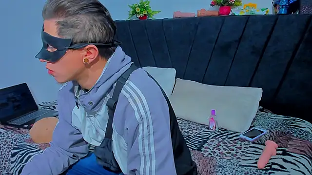 Snapshot of COUPLE25_33 chatting on 10/20/25, 08:26 COUPLE25 33 online show from 10/20/25, 08:26