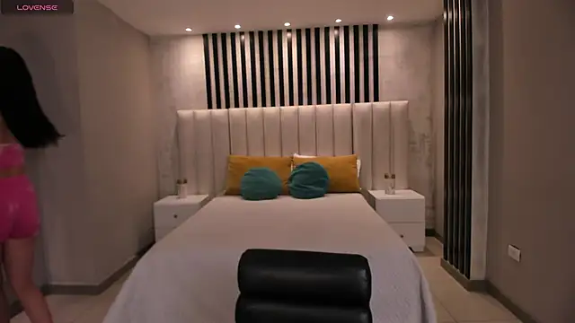 LeahNovac online show from 10/16/25, 11:29