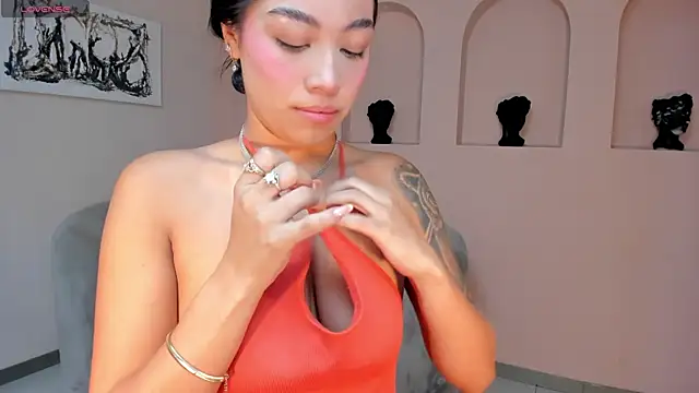 LeahNovac online show from 10/31/25, 11:18