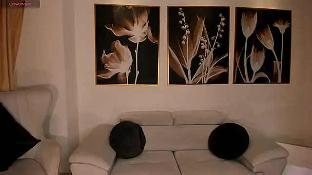 LeahNovac online show from 09/26/25, 11:28