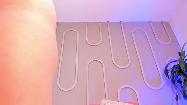 Snapshot of _miss_mia chatting on 06/19/26, 12:00 miss mia online show from 06/19/26, 12:00