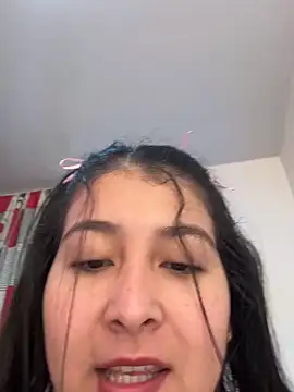 Snapshot of evelyn_1702 chatting on 10/13/25, 08:32 evelyn 1702 online show from 10/13/25, 08:32