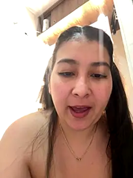 Snapshot of evelyn_1702 chatting on 12/05/25, 12:21 evelyn 1702 online show from 12/05/25, 12:21