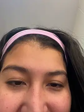 Snapshot of evelyn_1702 chatting on 11/16/25, 07:51 evelyn 1702 online show from 11/16/25, 07:51