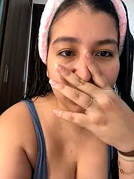 Snapshot of evelyn_1702 chatting on 11/15/25, 07:51 evelyn 1702 online show from 11/15/25, 07:51