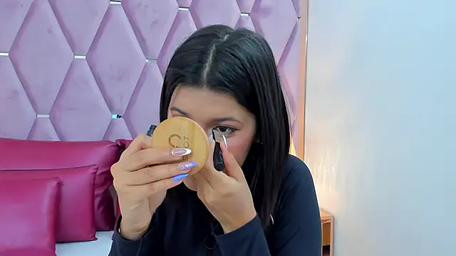 Snapshot of MaskedGirl_ chatting on 12/17/25, 11:48 MaskedGirl online show from 12/17/25, 11:48