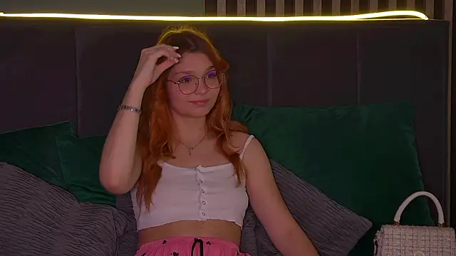 Snapshot of BellaMarebelle chatting on 09/21/25, 04:06 BellaMarebelle online show from 09/21/25, 04:06